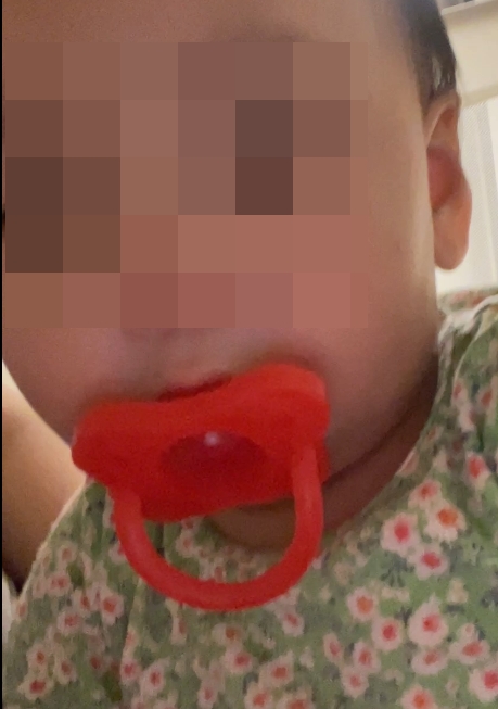 닥터브라운 노리개 젖꼭지를 하고 있는 아기 모습