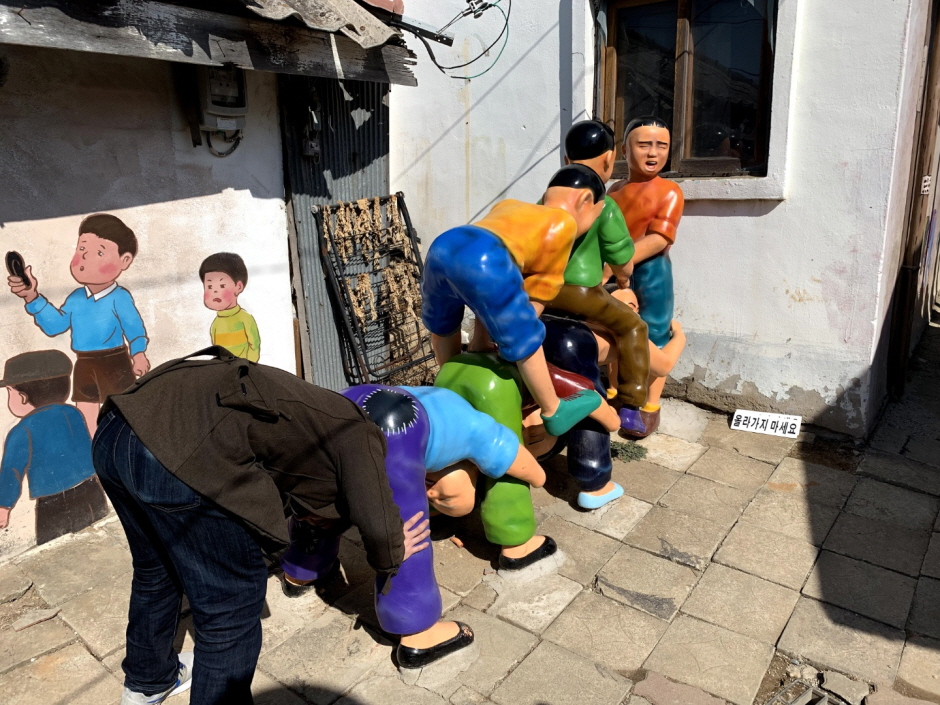 말타기 하는 어린이 조형물 이 있다.