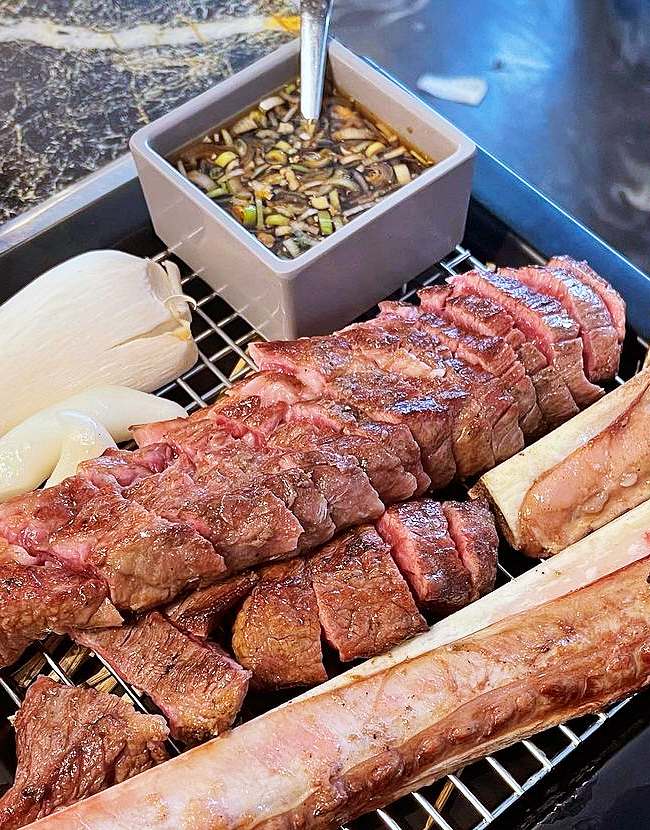 볏짚 훈연 흑소 통뼈 소갈비 숯불구이 이유있는 맛쓰리 우대갈비 안양 범계 맛집 추천