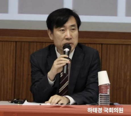 하태경 프로필 사진으로 양복입고 마이크 들고 발언하는 모습