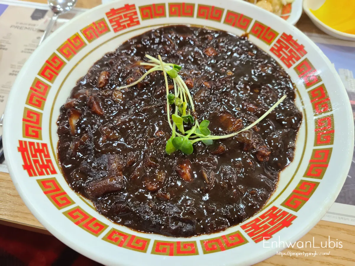 빨간색-테두리의-대접에-새싹이-올려진-짜장면