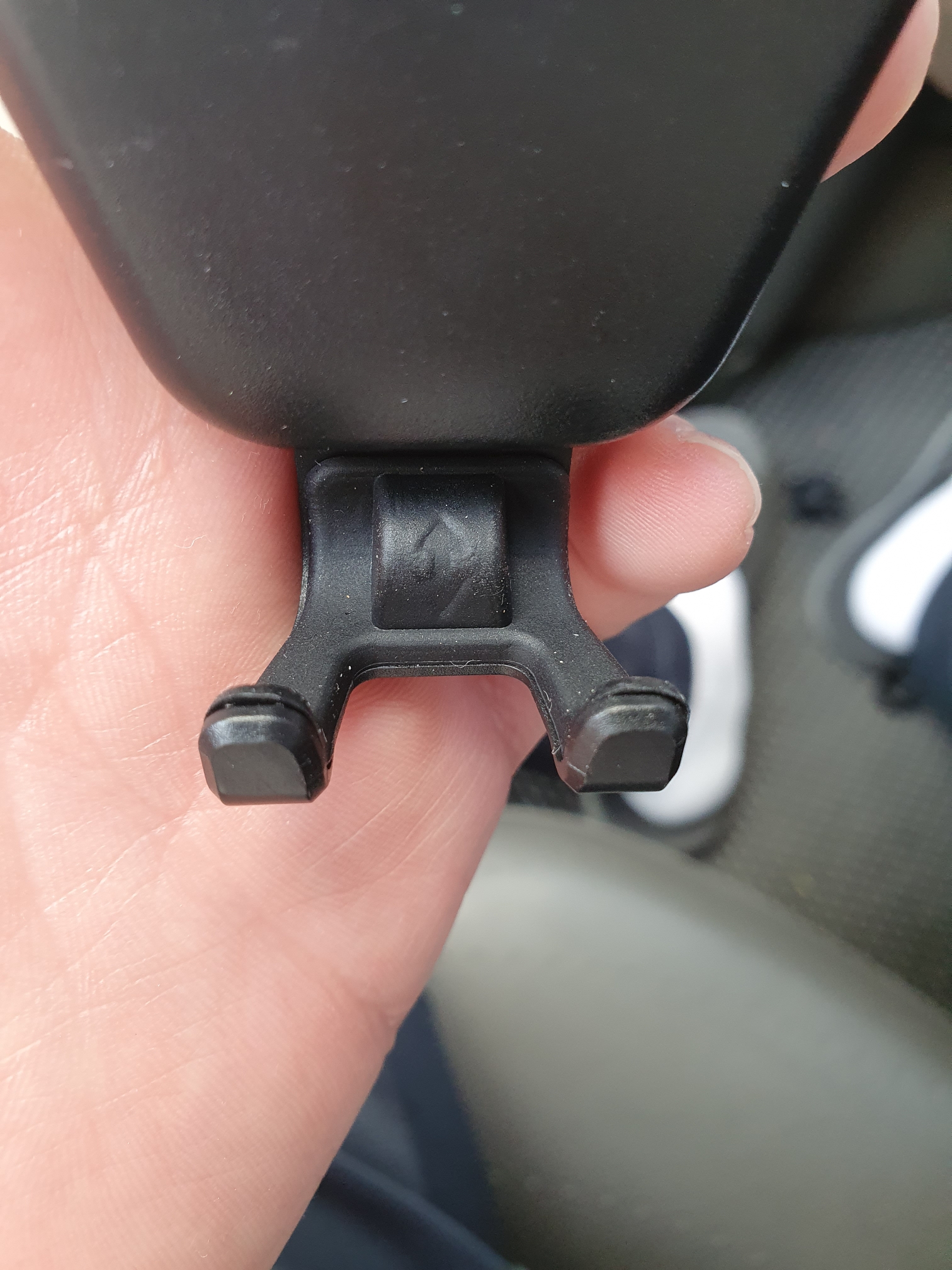 자동으로 폰을 잡아주는 구조는 아니고, 폰이 아래로 내려가면, 양쪽 날개가 폰을 잡아주는 구조라고 보면 된다.