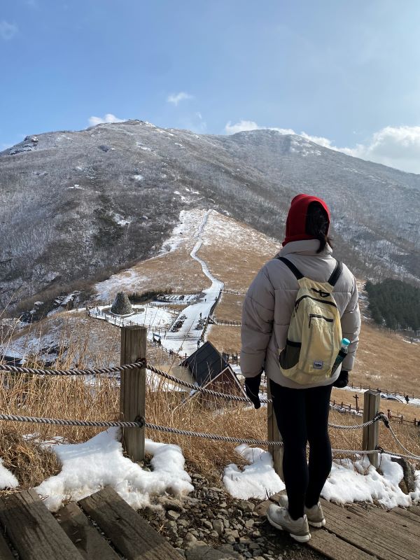 간월산 정상으로 오르는 길에서 바라본 신불산