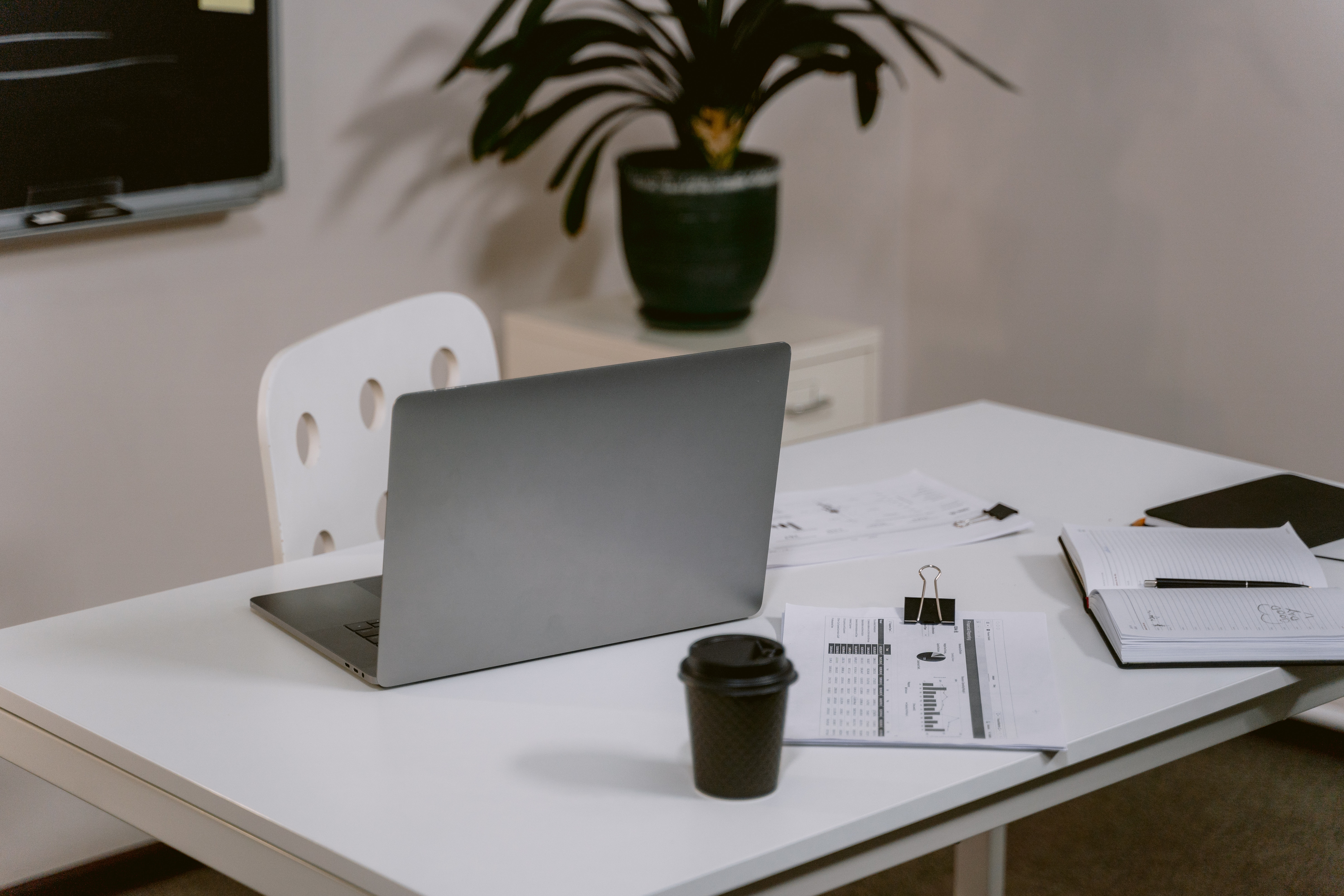 사무실 보고서 작성