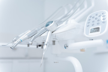 최신 임플란트 기술 - 디지털 가이드에서 3D 프린팅까지(비용 효율성 분석)