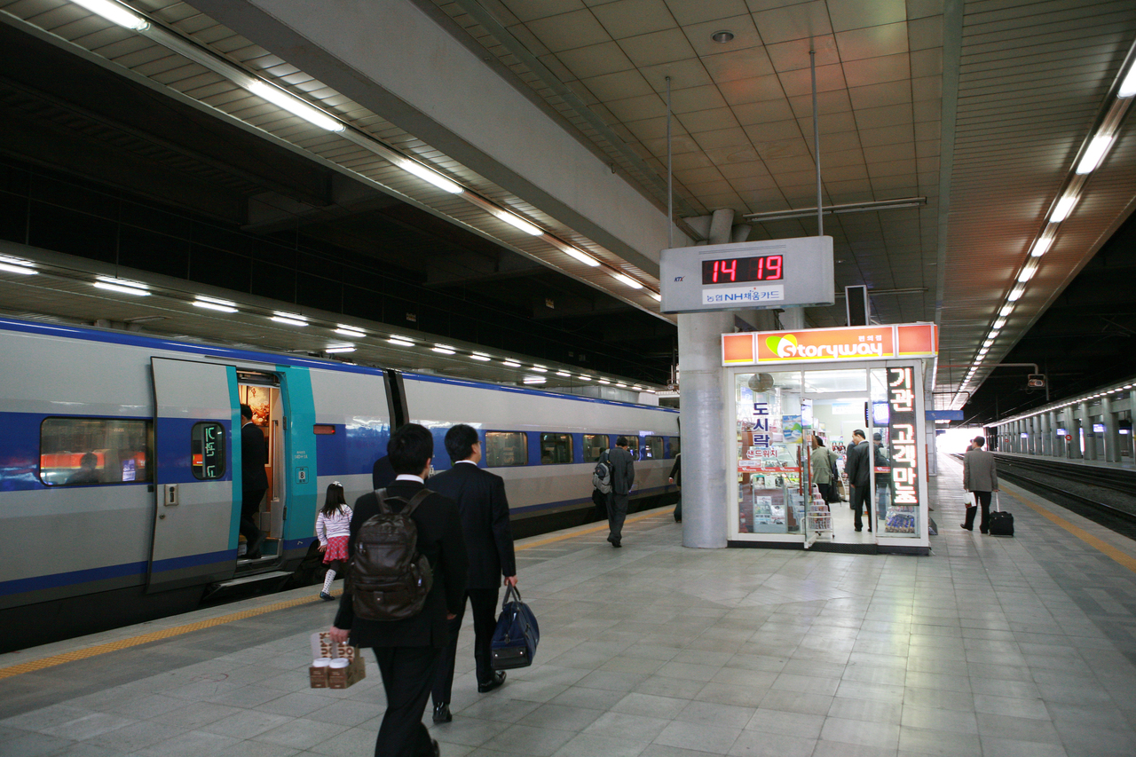 People boarding the KTX train at Seoul Station