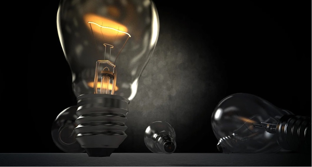 전구에 전기에너지, 빛이 들어와있는 사진