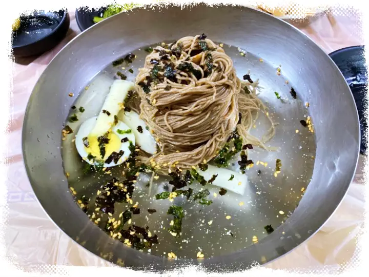 식객 허영만 백반기행 류진 편육 수육과 함께 메밀 막국수를 기가막힌 동치미 국물에 만 막국수 강원도 고성 맛집 소개