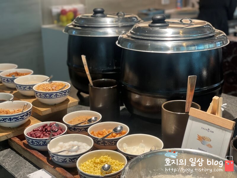 방콕 코트야드 메리어트 에어포트 조식당_오트밀과 죽코너