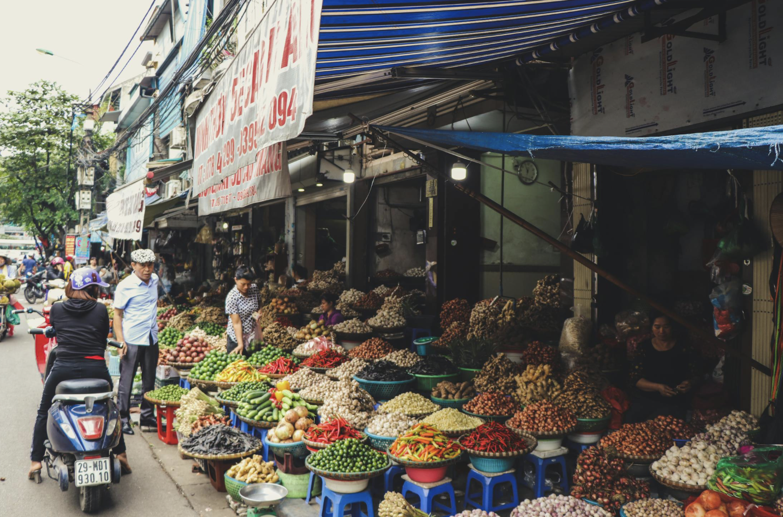 베트남 길거리 시장에서 과일 및 야채를 파는 모습