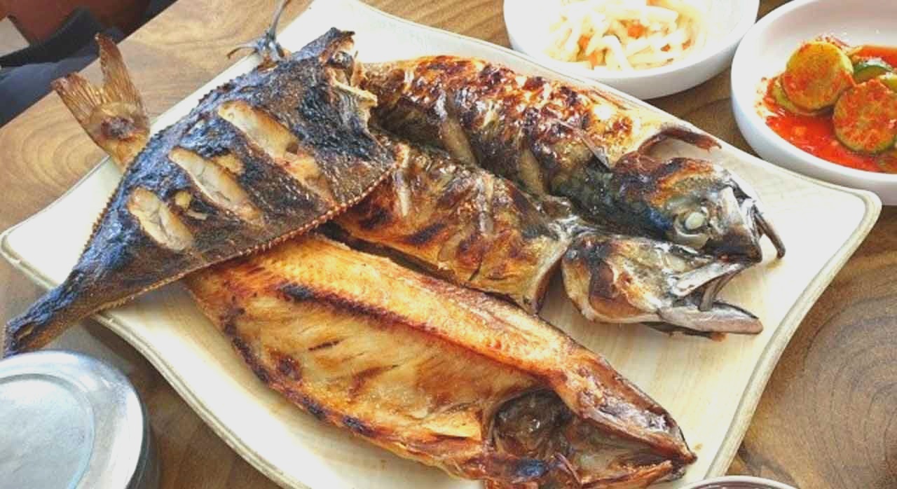 모둠 생선구이와 밑반찬이 가득 차려진 상차림 모습이다. [ⓒ네이버플레이스 심학산 생선굽는마을]