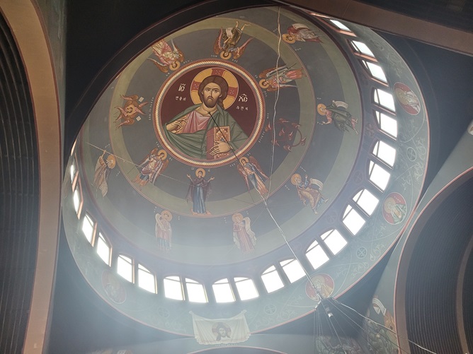 정교회 서울 성 니콜라스 대성당 지붕 아래에 있는 이콘입니다.