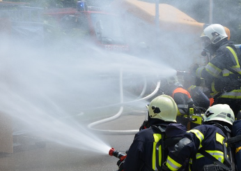 물을 분사중인 소방관들 사진