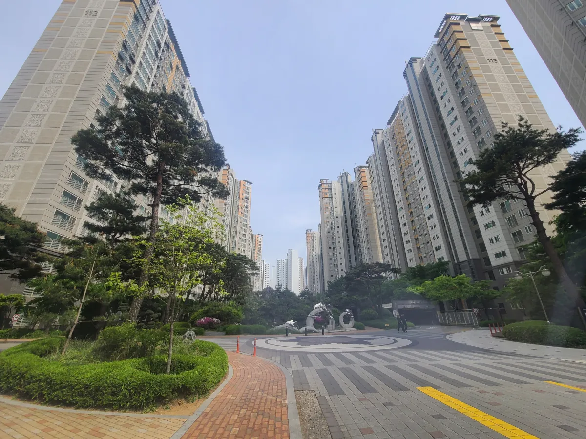 가운데에-나무와-커다란-공원이-있는-아파트