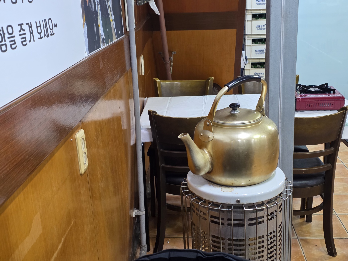 클래식한 주전자가 있는 식당