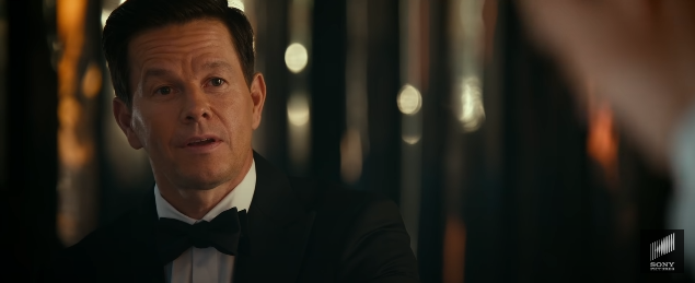 나비넥타이를매고누군가를바라보는마크월버그