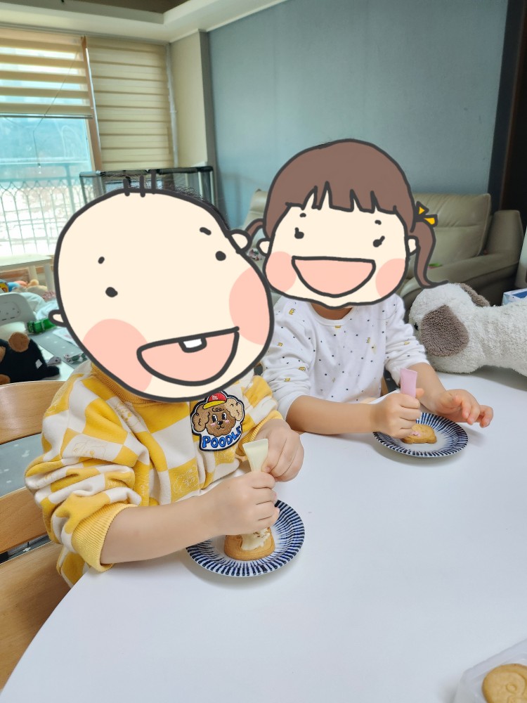 초코펜으로 쿠키를 꾸미는 아이들