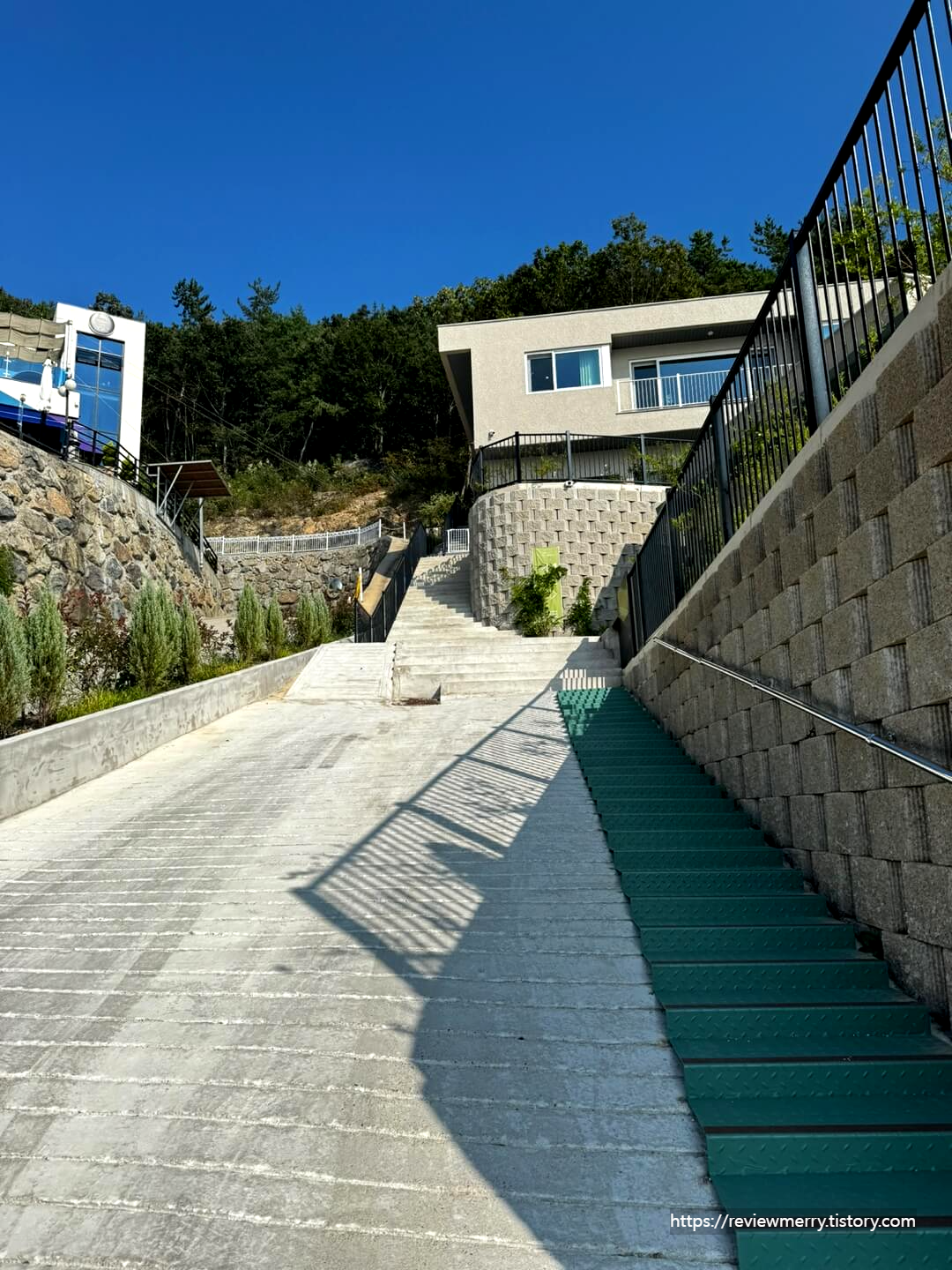 카페 올라가는 길