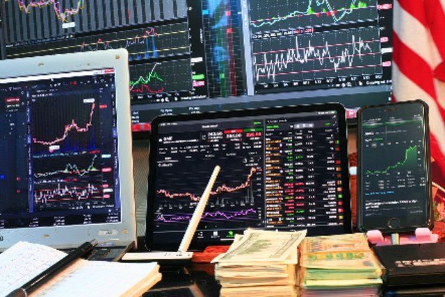 다중 디바이스 트레이딩 환경과 달러 지폐