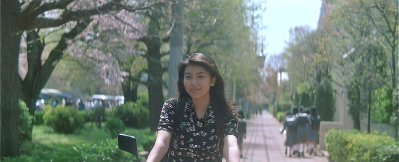 벚꽃 흐드러진 거리를 우즈키가 자전거 타고 달리는 모습