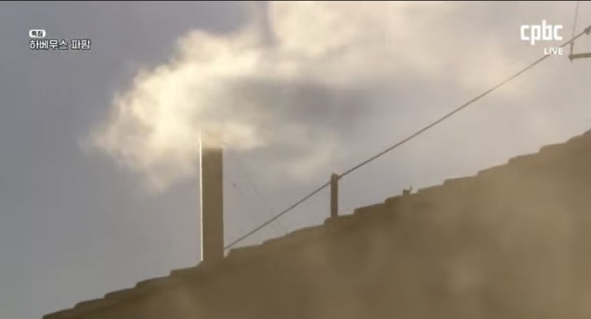 교황 레오14세 선출 발표 순간, 성 베드로 광장