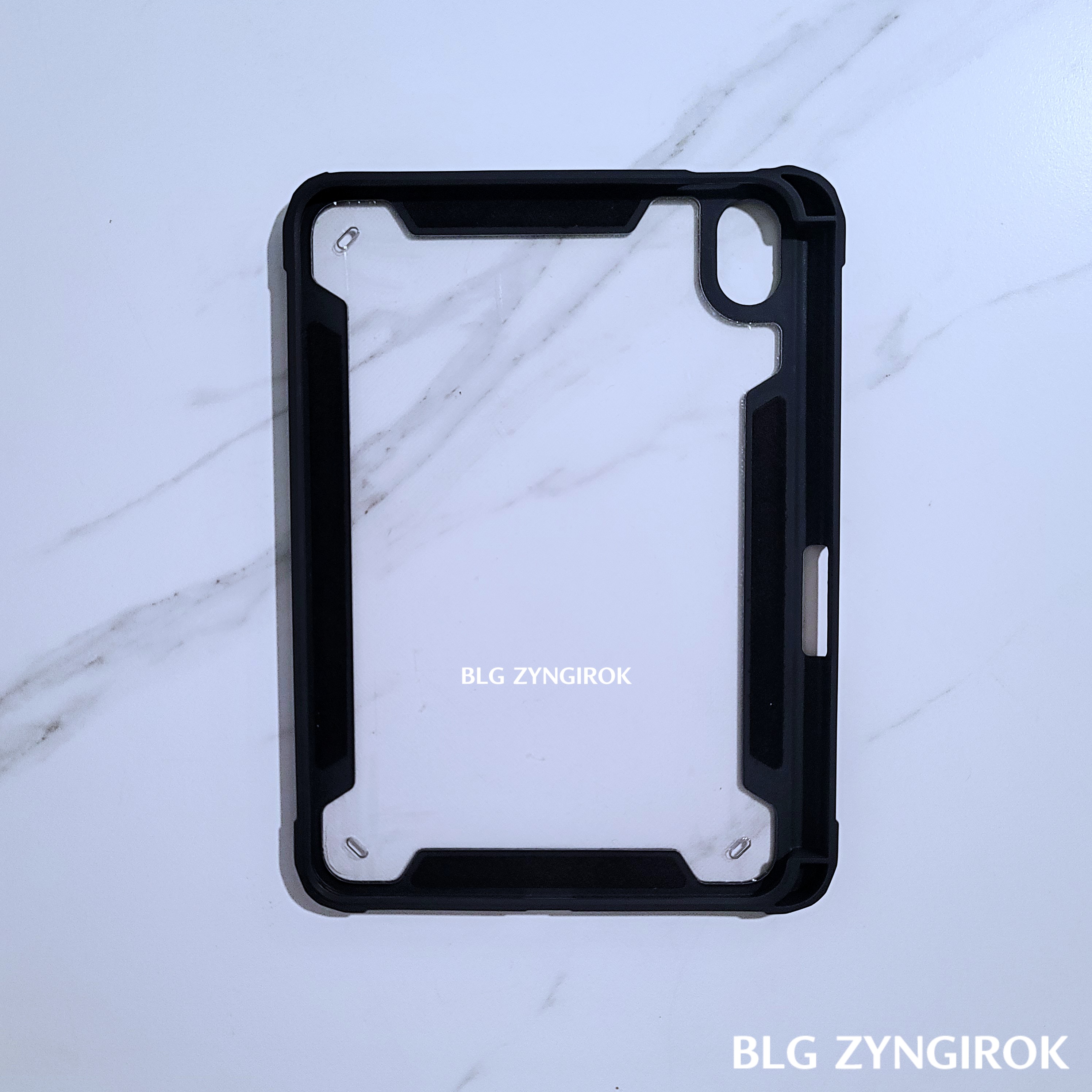 VISBYH 아이패드 미니6 투명 케이스가 놓여있다.