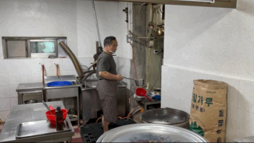 순메밀-가루로-익반죽하시는-춘천-신흥막국수-사장님-영상