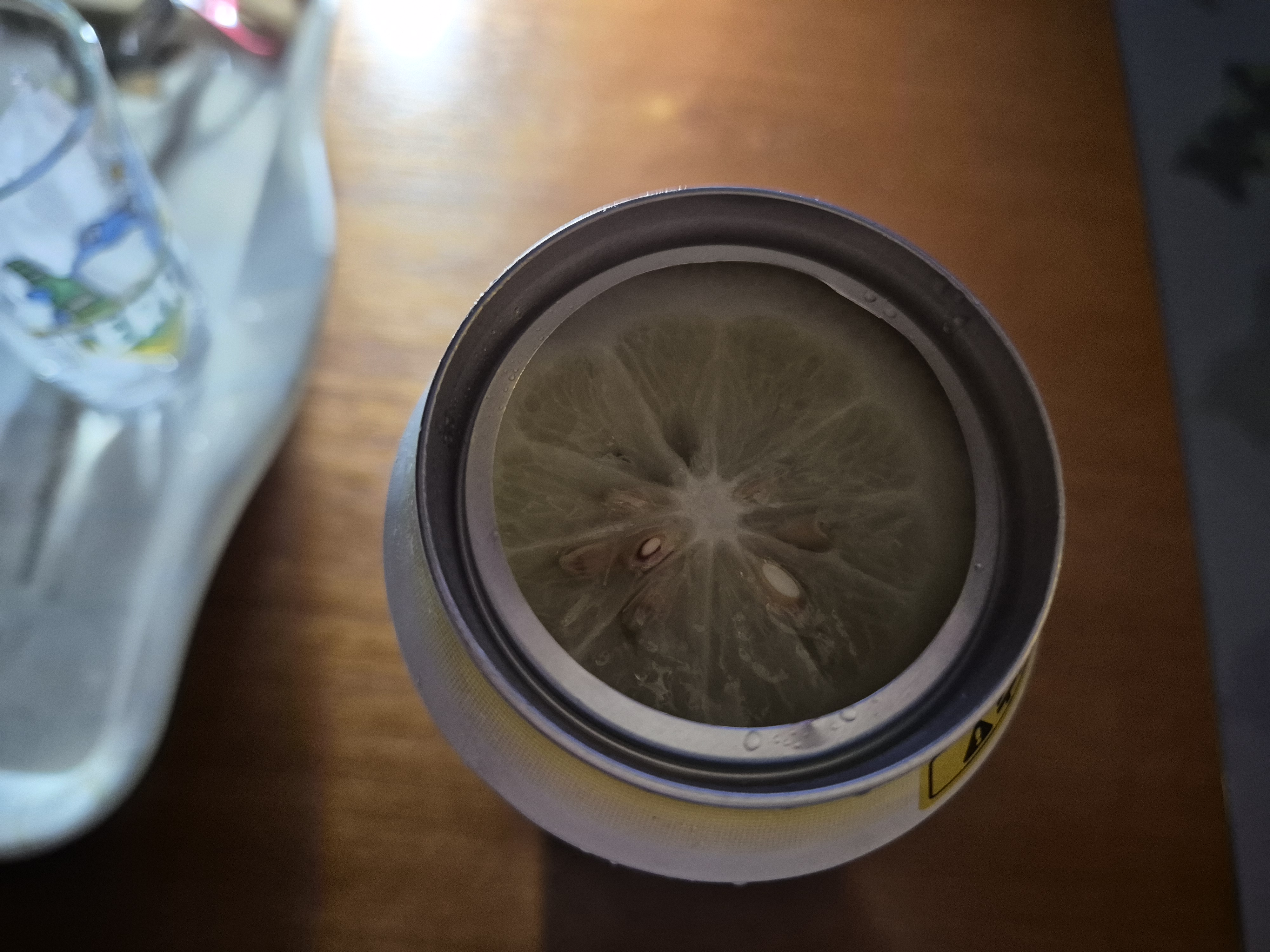 레몬 슬라이스이가 제대로 들어가 있다.