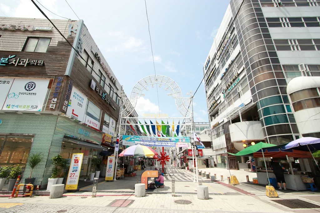 활기 넘치는 여주 5일장 입구 전경 사진.