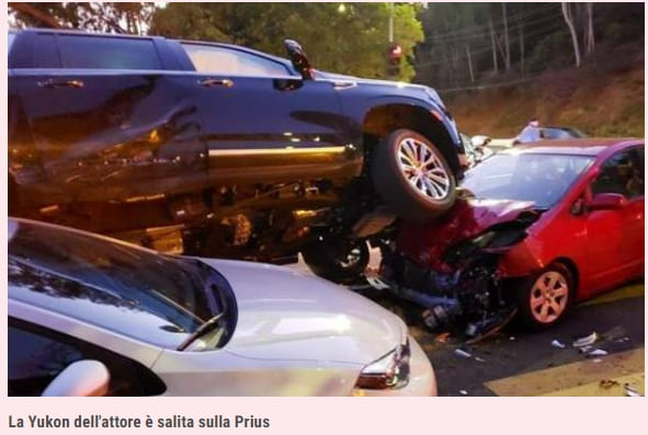 슈워제네거, LA서 4중 충돌 사고 내 VIDEO: Arnold Schwarzenegger, incidente d'auto a Los Angel