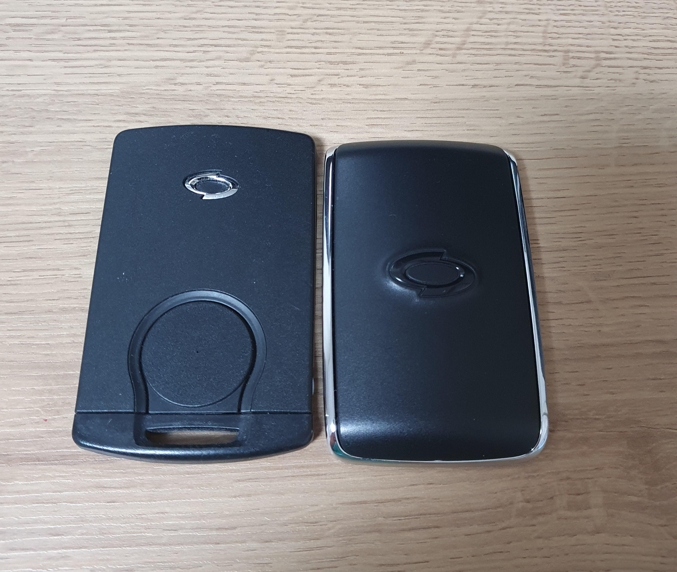 좌) SM7 스마트키 뒷면, 우) SM6 스마트키 뒷면