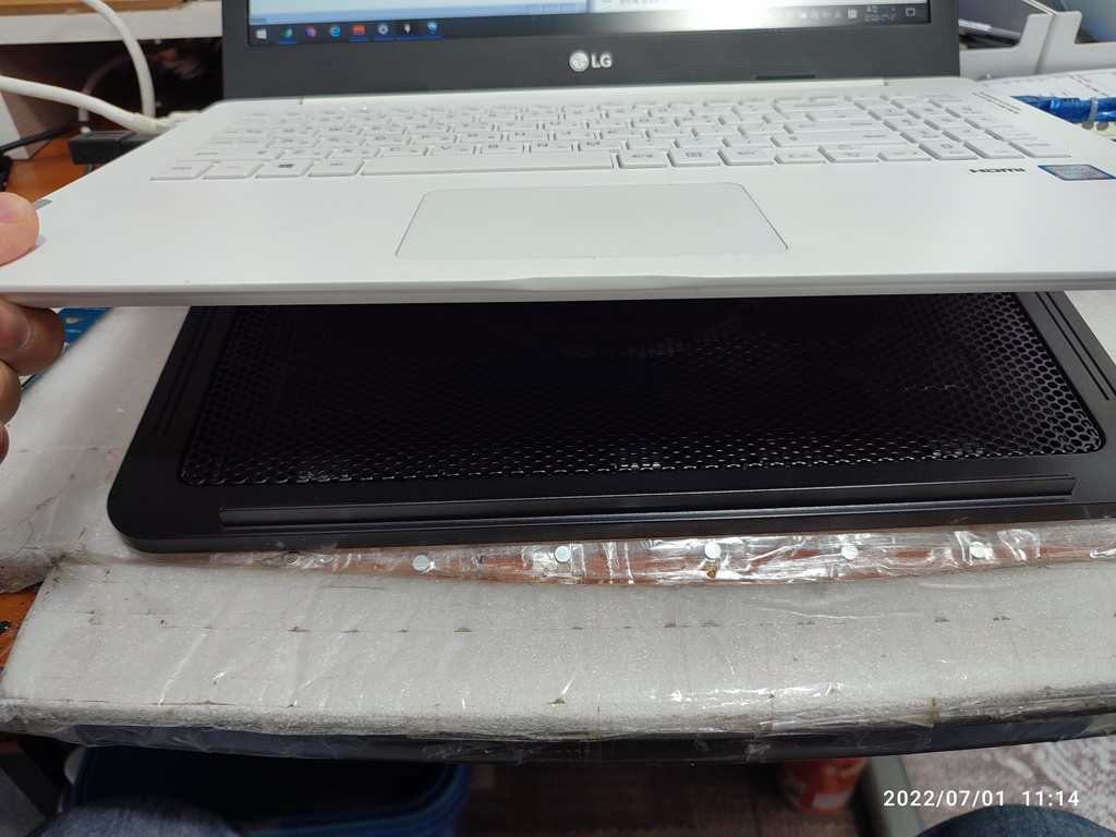 노트북 바닥에 쿨링패드를 깔았어요.