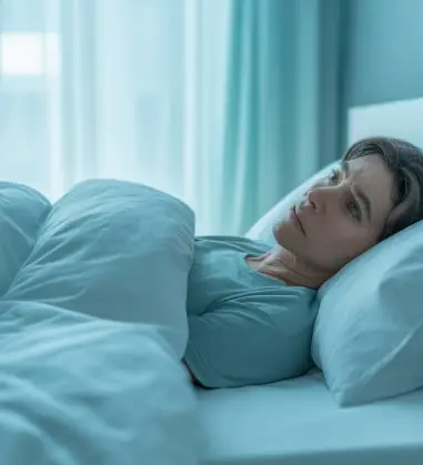 침대 위 누워있는 모습