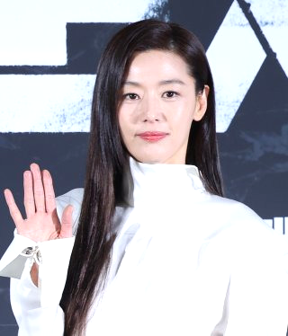 군체 영화 개봉일 줄거리 연상호 감독 출연진 전지현 구교환
