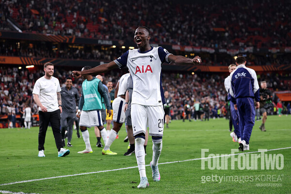 토트넘 사르가 아스널전에서 인생골을 넣고 두팔벌려 기뻐하는 장면