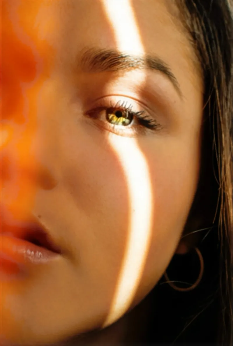 햇살 속에 감정이 비치는 여성의 얼굴 클로즈업