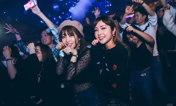 롯폰기의 인기 클럽은 어디일까?