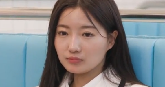 굳은-표정의-한나