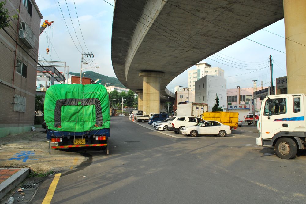 주례동 동서고가도로 아래 주자창