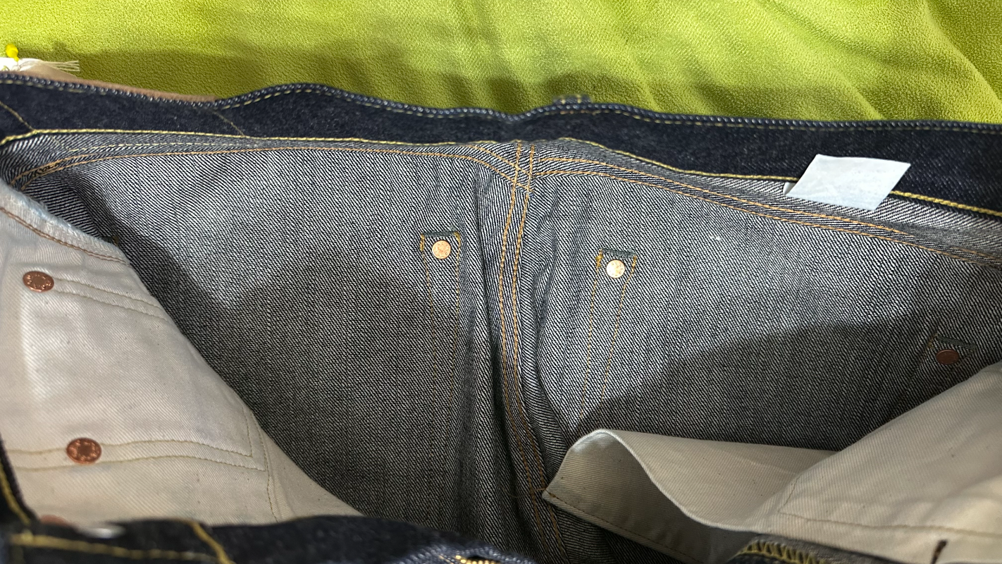 올드 디자인을 기반으로 달려 있는 리벳(단추)(3)