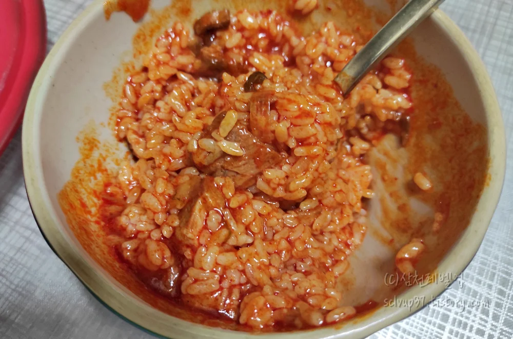 3분 제육덮밥 밥에 비빈 모습