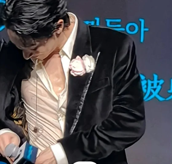 중국 항저우 팬미팅에서 땀을 흘리고 있는 이수혁 사진= X(구 트위터)