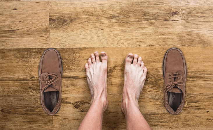 구두를-벗고-통풍시키는-모습