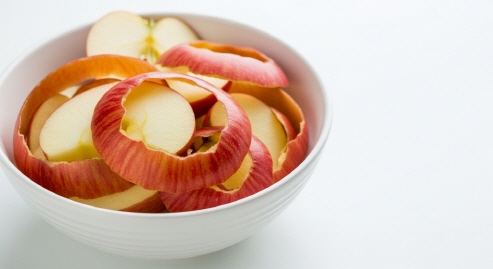 사과 껍질째 담은 투명 컵의 모습