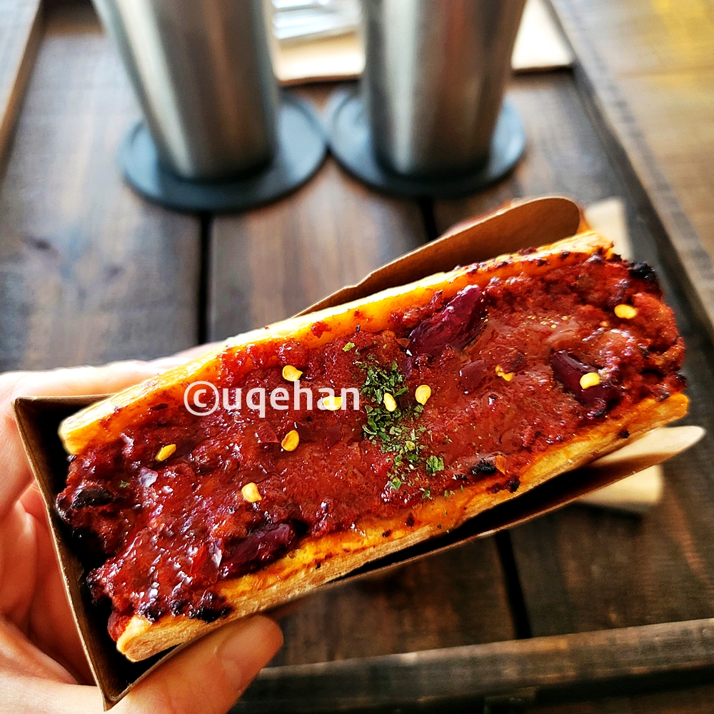 양주 대형 베이커리카페 럿지에서 판매되고 있는 칠리소세지 사진이다.