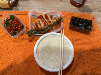 하인즈 케찹을 뿌린 식단 사진