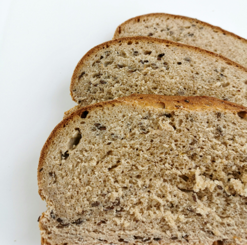 통곡물이 들어간 곡물빵 슬라이스