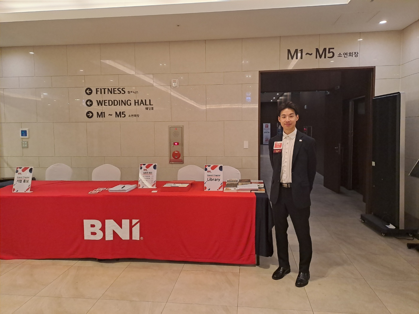 부동산시행 SJ 골드스톤 김진영 대표님께서 주간회의 시작직전 로비에서 활짝 웃고 찰칵한 사진 비지터호스트 리더로 기여가 높습니다.