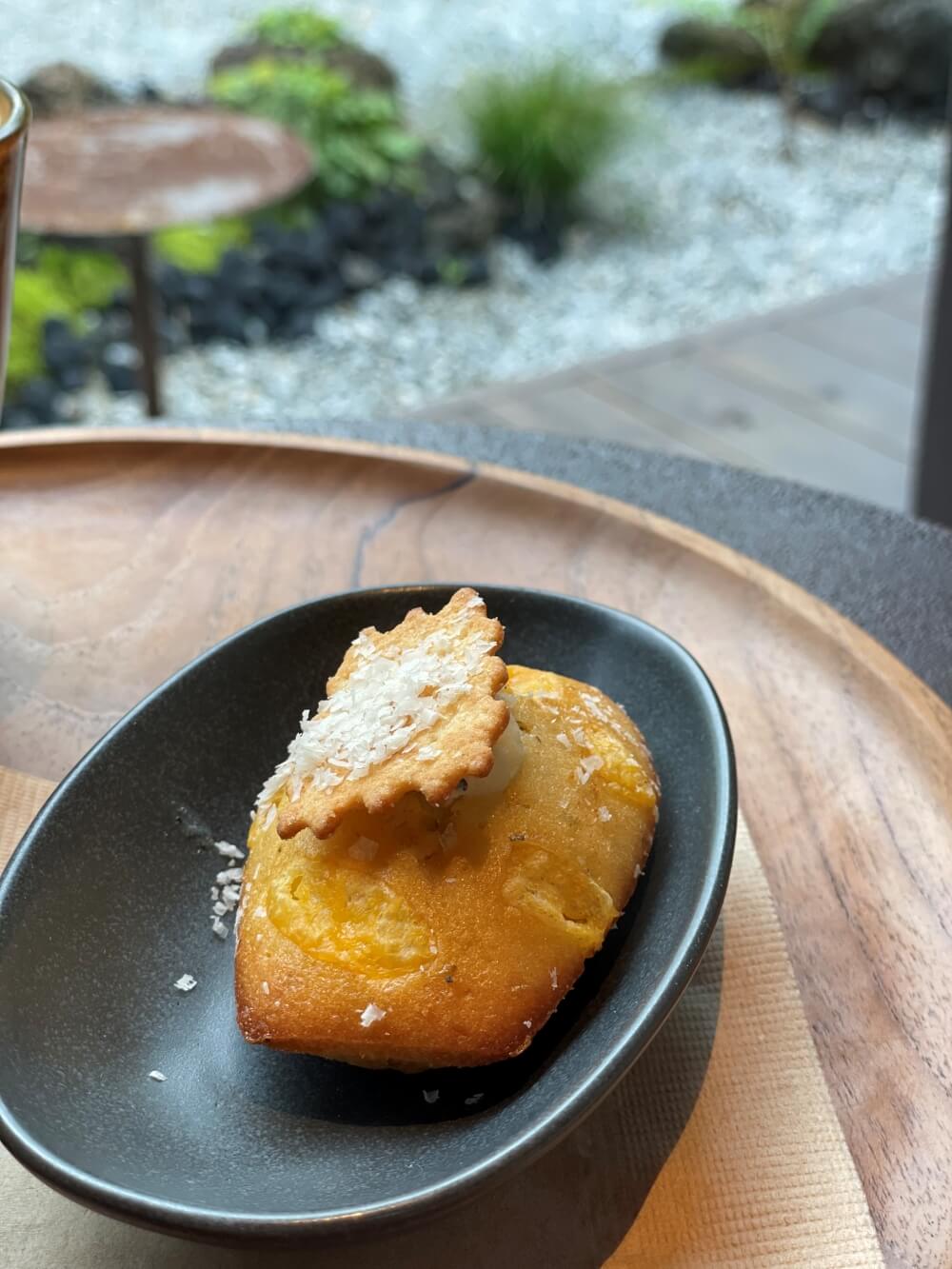 강릉-카페-툇마루-커피-감자치즈-마들렌-모습