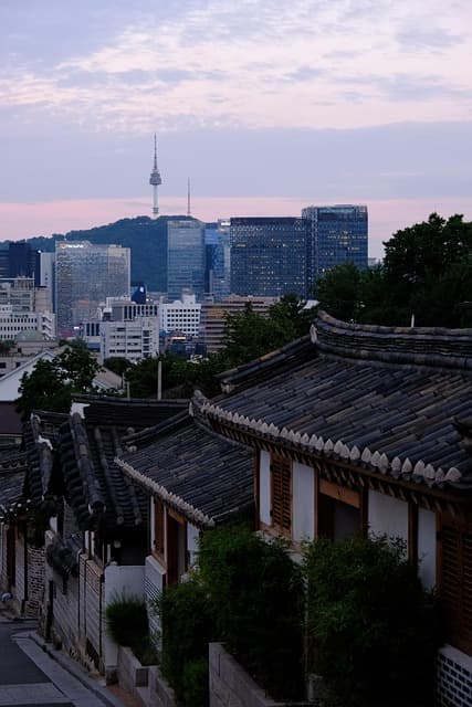 한옥의 내구성 강화: 내진 설계와 현대 건축 재료 적용